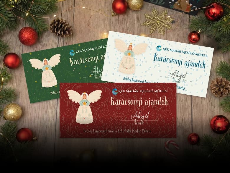 Személyre szabott ajándékkártya karácsonyi díszek között