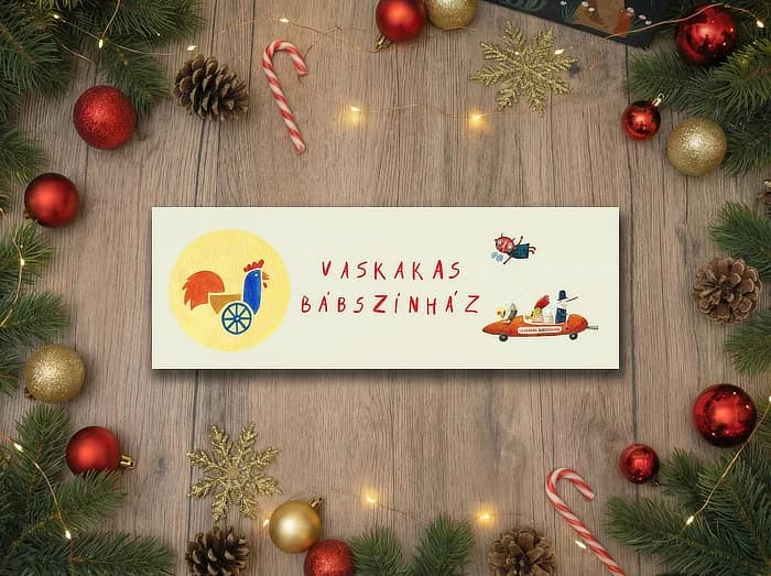 A Vaskakas Bábszínház jegye fenyőágak és karácsonyi díszek között